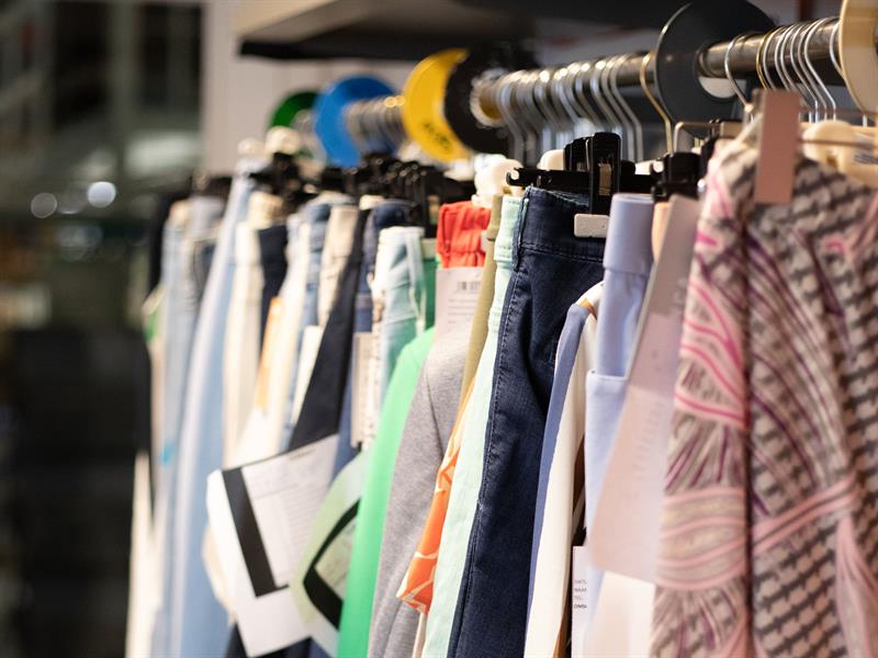 Retouches kunnen aangevraagd worden in de winkel.